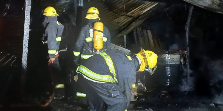 SAN ANTONIO DE OBLIGADO: Los bomberos voluntarios de la Ciudad de Las Toscas sofocaron un incendio en tres galpónes.