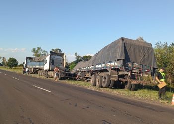 FLORENCIA: Un camión volco su acoplado debido a problemas mecánicos.
