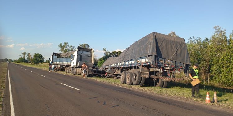 FLORENCIA: Un camión volco su acoplado debido a problemas mecánicos.