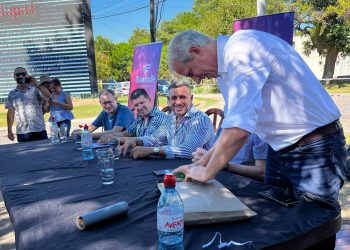 Siete ofertas para la ampliación de la red de agua potable en Florencia, que beneficiará al 100 % de la población.