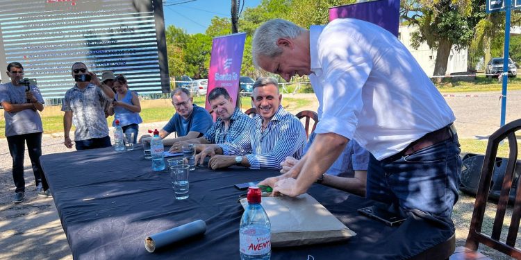 Siete ofertas para la ampliación de la red de agua potable en Florencia, que beneficiará al 100 % de la población.