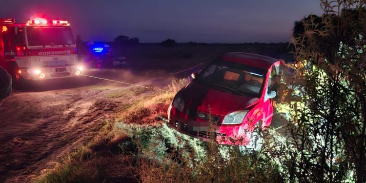 VILLA OCAMPO: Paraje Isleta Sur, una joven conducia su auto, perdio el control del mismo y termino en la cuneta.