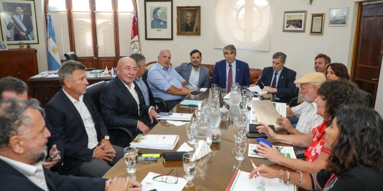 Paritaria central: Provincia realizó una oferta salarial trimestral a los gremios de la administración central.