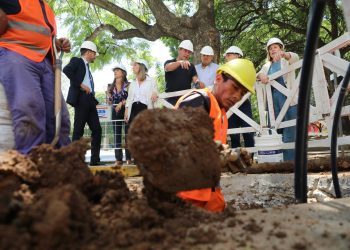 Pullaro: “Estamos haciendo una inversión histórica de 89 millones de dólares para recambio de caños de cloacas y agua”.