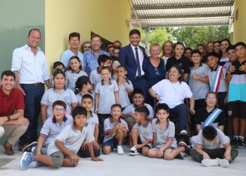Pullaro inauguró un aula y dio inicio al ciclo lectivo provincial desde una escuela rural .