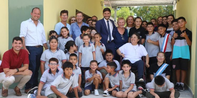 Pullaro inauguró un aula y dio inicio al ciclo lectivo provincial desde una escuela rural .