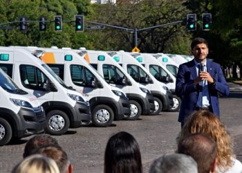 Una ambulancia de emergencia y minibus para Villa Ocampo