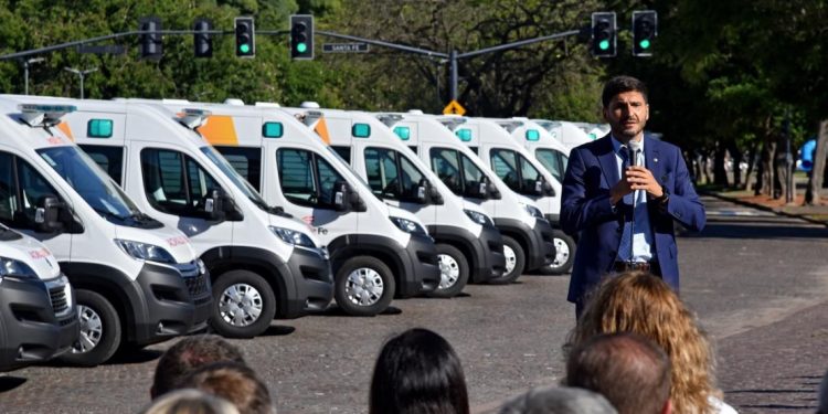 Una ambulancia de emergencia y minibus para Villa Ocampo