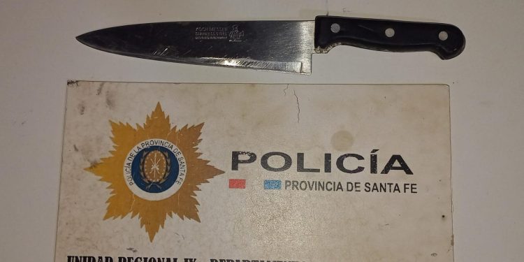 VILLA OCAMPO: Discusión entre vecinos, uno de ellos amenazó con un cuchillo.