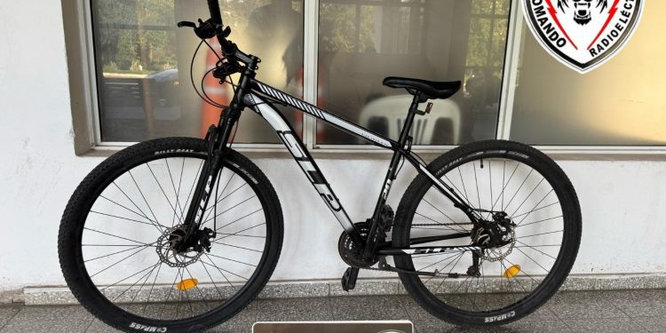 VILLA OCAMPO: Personal del Comando Radio Eléctrico recupero una bicicleta que fue robada y vendía, el comprador dice haber “comprado de buena fe”.