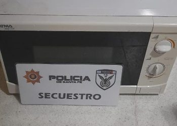 LAS TOSCAS: En la madrugada del domingo, llevaba el horno microondas que había robado.