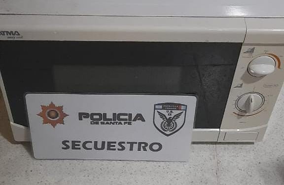 LAS TOSCAS: En la madrugada del domingo, llevaba el horno microondas que había robado.