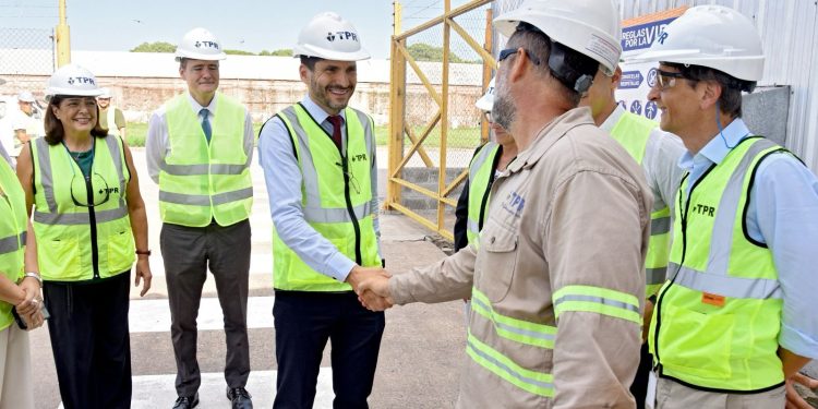 Pullaro anunció el primer embarque de litio exportado a China desde Rosario