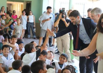 Pullaro: “La obra pública empieza a llegar a cada barrio y a cada localidad de la provincia”.