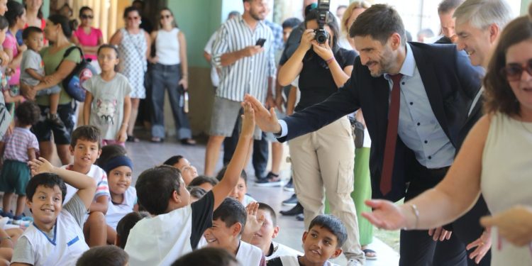 Pullaro: “La obra pública empieza a llegar a cada barrio y a cada localidad de la provincia”.