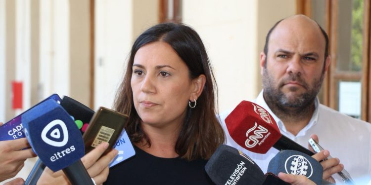 Provincia pasará a disponibilidad a cinco policías por posar en redes sociales con sus armas reglamentarias.