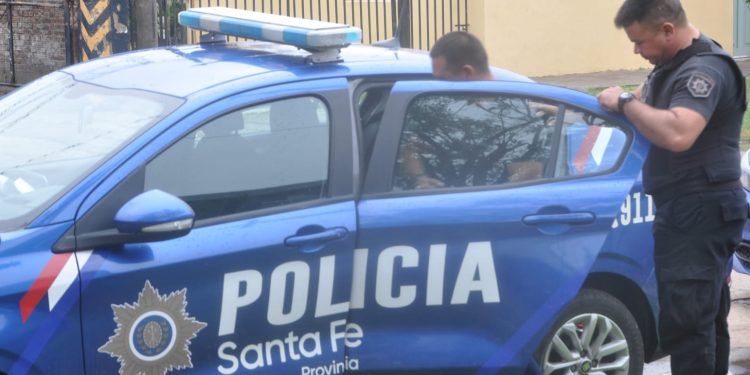 Villa Ana: La policía del comando radioeléctrico y de la comisaría, esclarecieron un robo y detuvieron a dos mujeres.