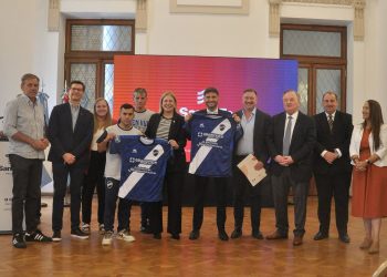 Pullaro anunció la creación de un programa para el financiamiento de infraestructura deportiva para los clubes.