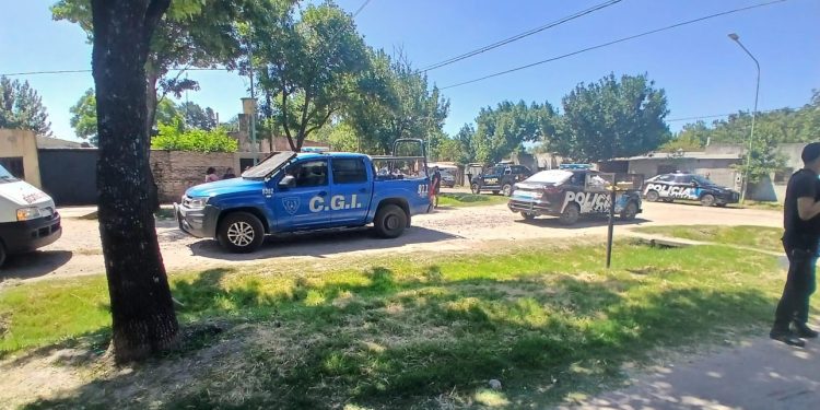 Avellaneda: La policía intervino en un disturbio entre varios masculinos, y los mismos agredieron a los uniformados.
