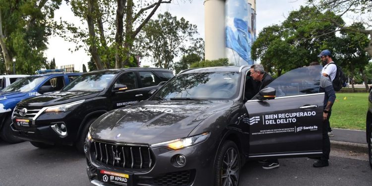 Provincia exhibió los vehículos incautados al delito que serán subastados este sábado.