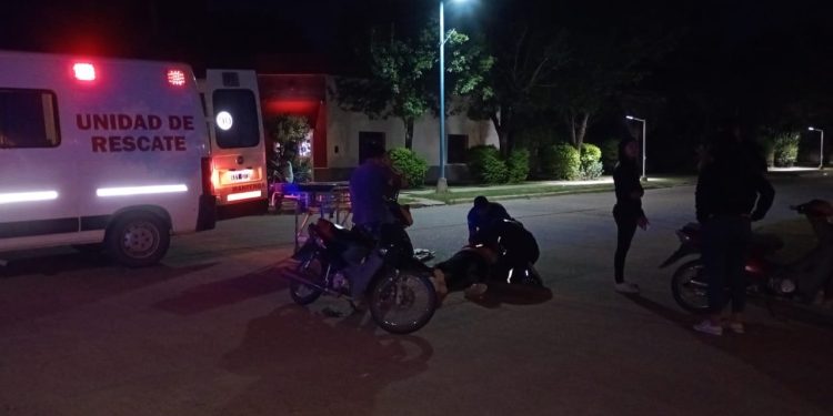 San Antonio: Choque entre dos motocicletas, ambas conductoras fueron trasladadas al Samco De Las Toscas.