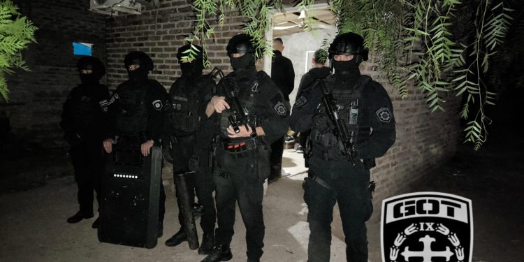 Policía detiene a mujer y hombre en operativo contra microtráfico”.