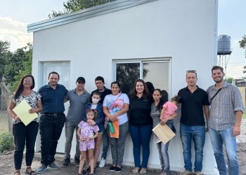 VILLA OCAMPO: ENTREGA DE DOS VIVIENDAS SOCIALES.