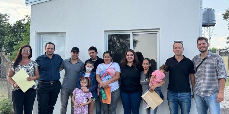 VILLA OCAMPO: ENTREGA DE DOS VIVIENDAS SOCIALES.