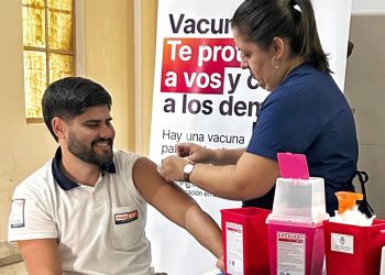 Con la vacunación a personal de salud, se inició la campaña antigripal 2025.