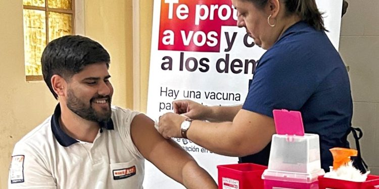 Con la vacunación a personal de salud, se inició la campaña antigripal 2025.