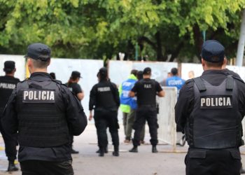 El Gobierno equipa a la Policía de Santa Fe con pistolas de electroshock y de proyectiles cinéticos.