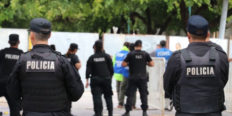 El Gobierno equipa a la Policía de Santa Fe con pistolas de electroshock y de proyectiles cinéticos.