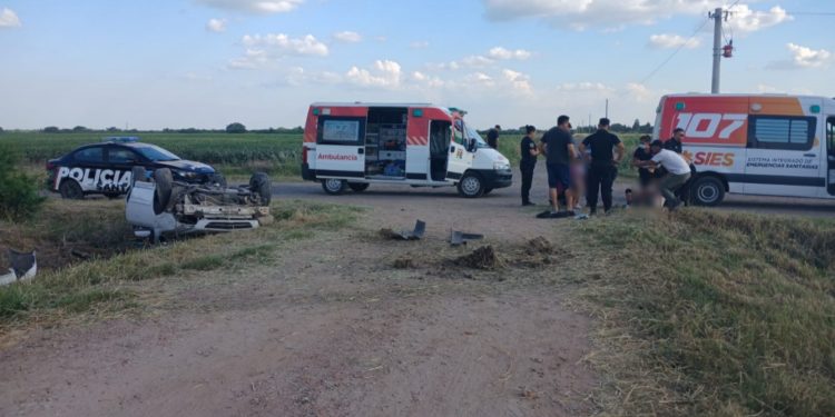 “Accidente de Tránsito en Avellaneda: Mujer y Tres Menores de Edad Resultan Heridos”.