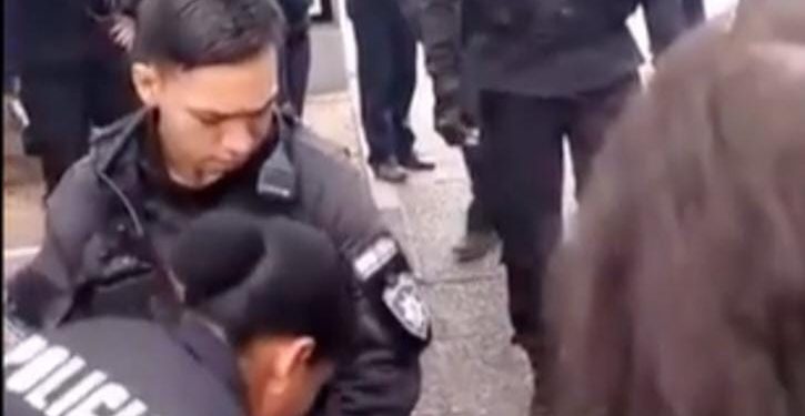 “Héroes del Norte Santafesino: Tres Jóvenes Policías Salvan la Vida de una Mujer en Rosario”.