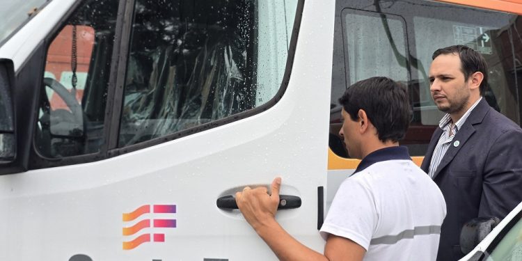 VILLA OCAMPO SUMA UNA NUEVA AMBULANCIA Y UN MINIBUS DE TRASLADO.