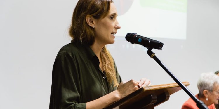 Capacitación docente y homenaje a Malvinas: Daina Ramirez reafirma su compromiso con la educación y la memoria.