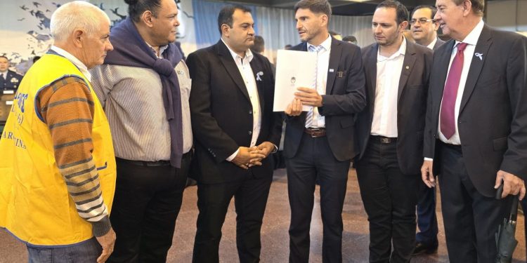 EL GOBERNADOR PULLARO ENTREGÓ EL DECRETO PARA LA ADQUISICIÓN DE UN MAMÓGRAFO PARA EL HOSPITAL DE VILLA OCAMPO.