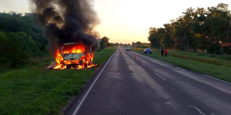 Incendio de Camioneta en Ruta Nacional N°11: El Timbó.