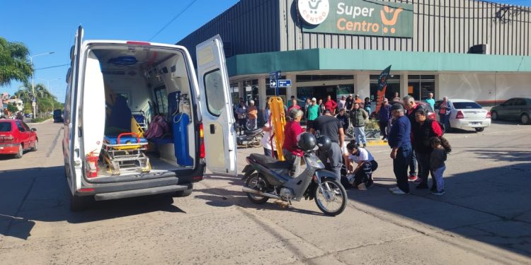 “Accidente de Tránsito en Villa Ocampo: Motocicleta y Automóvil Involucrados”.