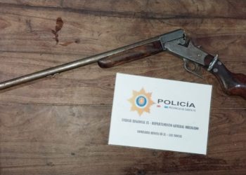 “Aprehensión en Zona Rural de Las Toscas: Hombre Detenido por Abuso de Arma y Amenazas”.