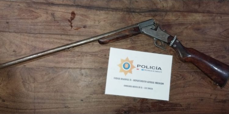 “Aprehensión en Zona Rural de Las Toscas: Hombre Detenido por Abuso de Arma y Amenazas”.