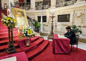 Pullaro en la Nunciatura Apostólica destacó el “llamado a la conciliación por sobre las diferencias” como legado del Papa Francisco.