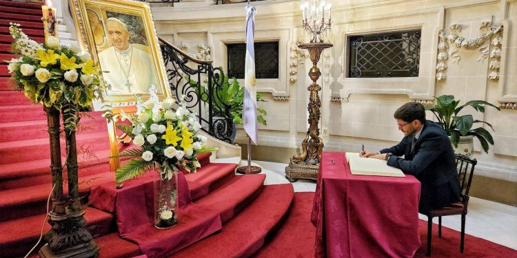 Pullaro en la Nunciatura Apostólica destacó el “llamado a la conciliación por sobre las diferencias” como legado del Papa Francisco.