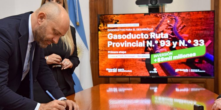 Provincia firmó el contrato para el inicio de la obra del Gasoducto de la Ruta Provincial Nº 93.