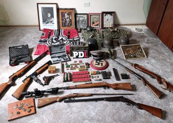 Rosario: buscaban arma robada y descubrieron gran cantidad de elementos con simbología nazi.