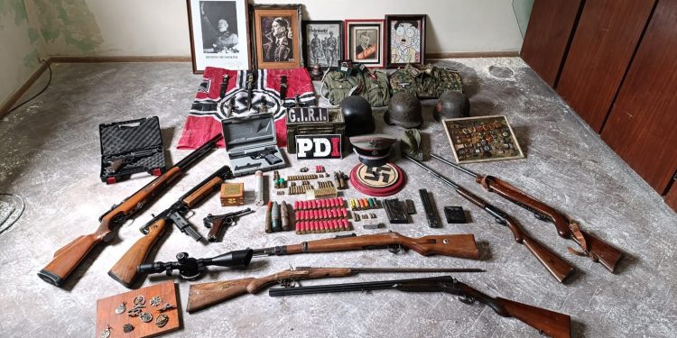 Rosario: buscaban arma robada y descubrieron gran cantidad de elementos con simbología nazi.