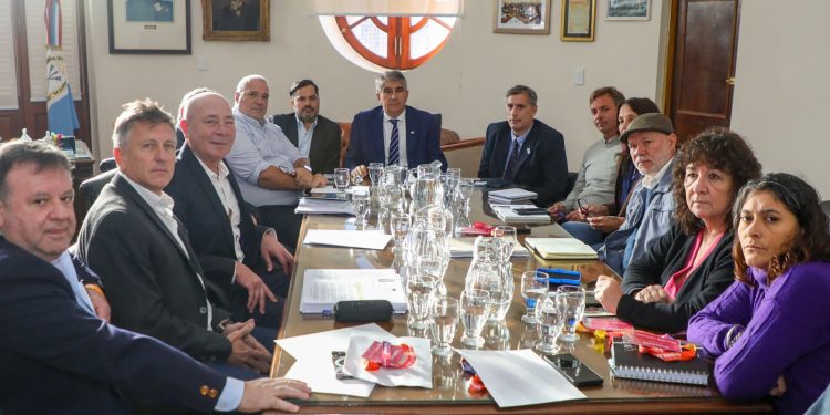 Paritaria: Provincia y gremios acordaron pasar a un cuarto intermedio hasta el miércoles 7 de mayo.