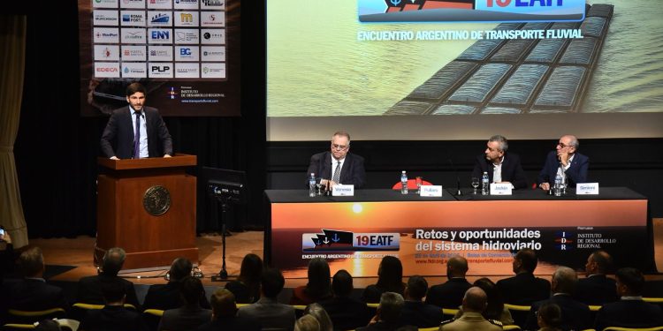 Pullaro: “La licitación de la Hidrovía no debe ser diseñada desde una oficina en Capital Federal, tiene que ser un modelo de desarrollo productivo”.