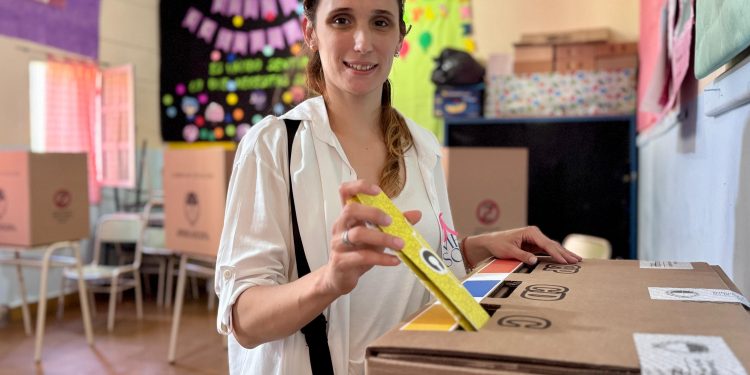 La precandidata Daina Ramirez votó en Villa Ocampo y reafirmó su compromiso con una política cercana y comunitaria