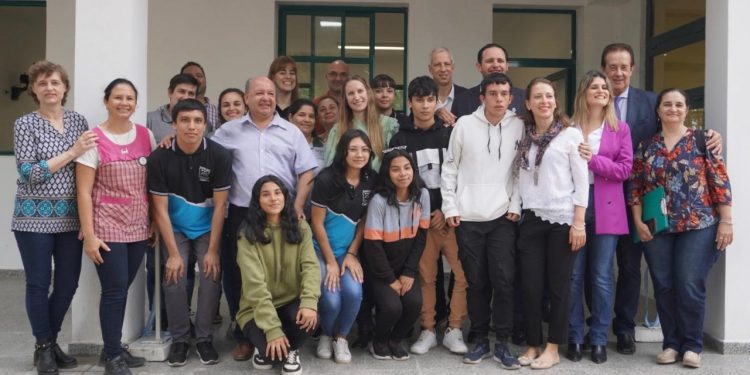 Mancini acompañó la inauguración de nuevas aulas en Villa Ocampo.
